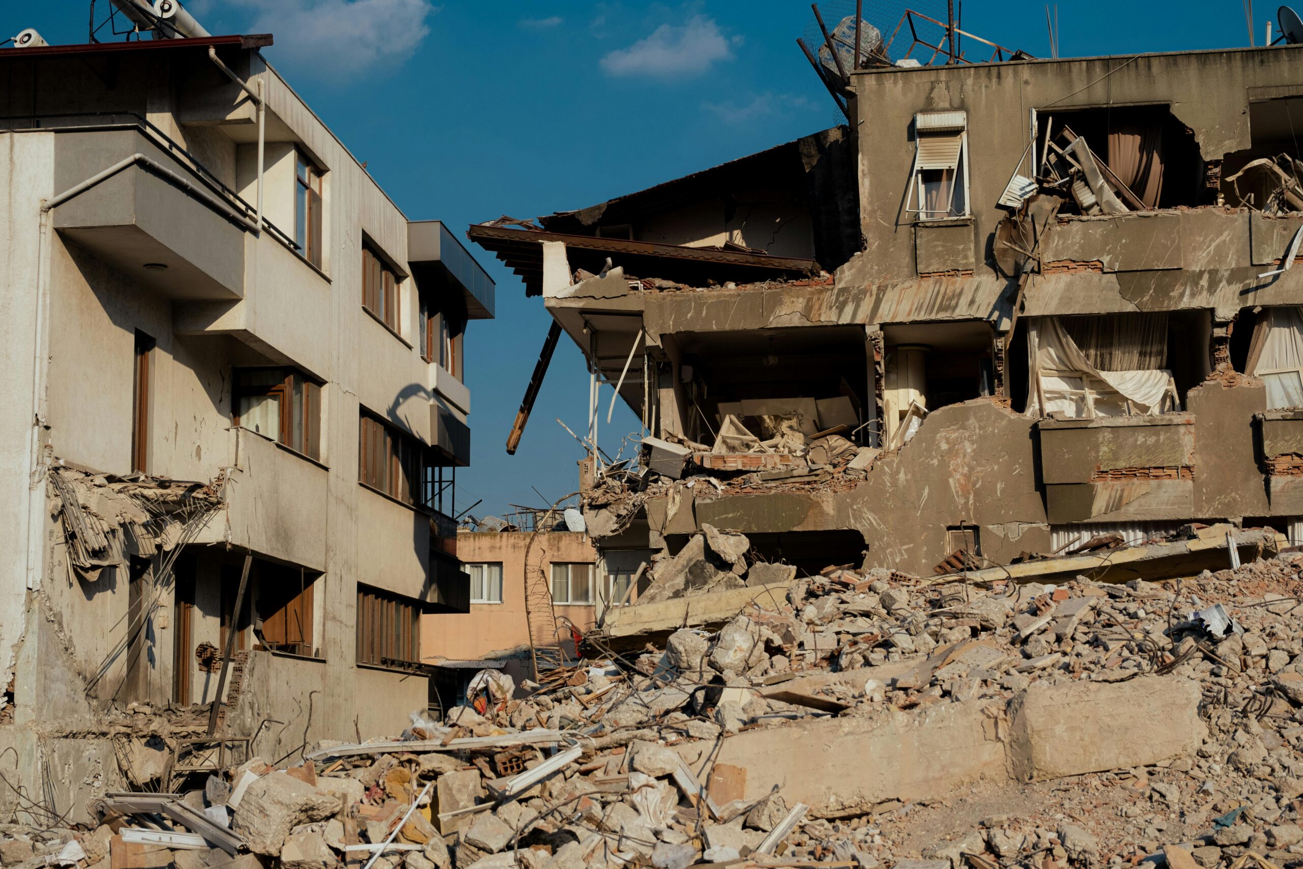 Collapsed buildings and debris after Turkey Earthquake 2025 in Balıkesir, showing severe structural damage.
